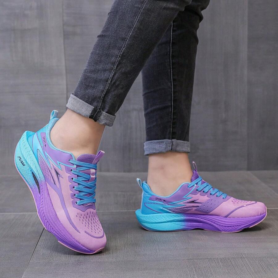 sznurowane buty sportowe