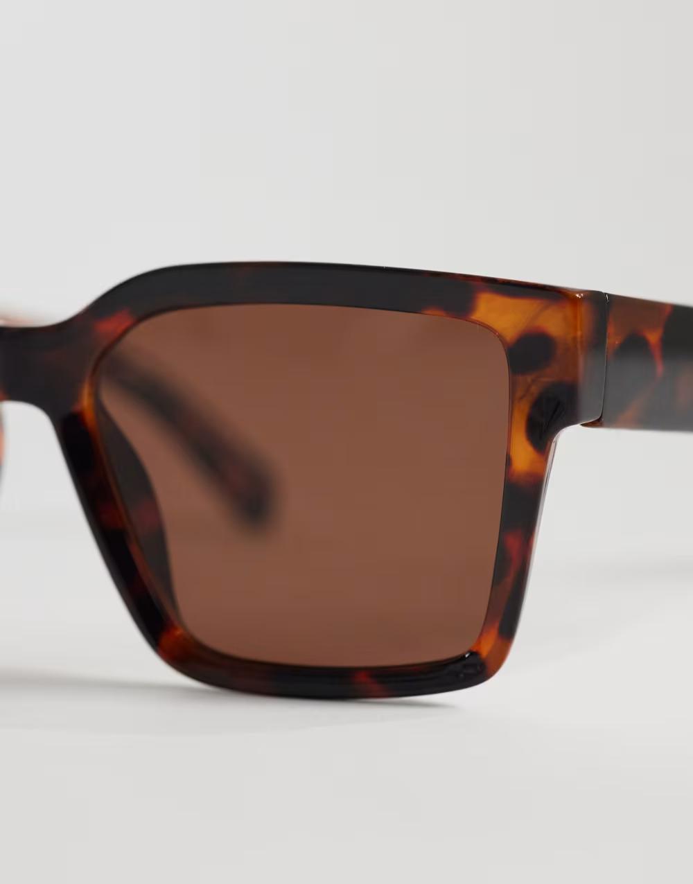 brązowe okulary przeciwsłoneczne animal print
