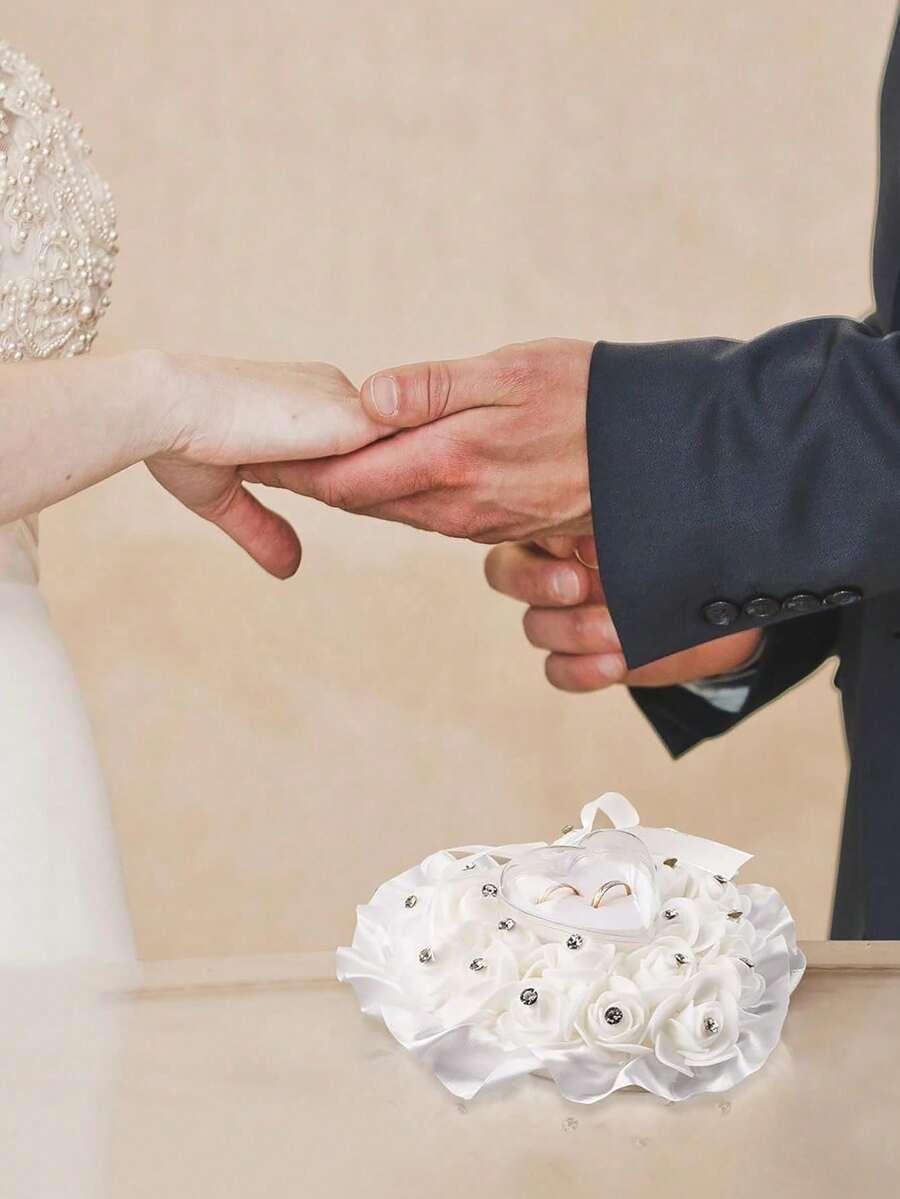 biała poduszka na obrączki serce