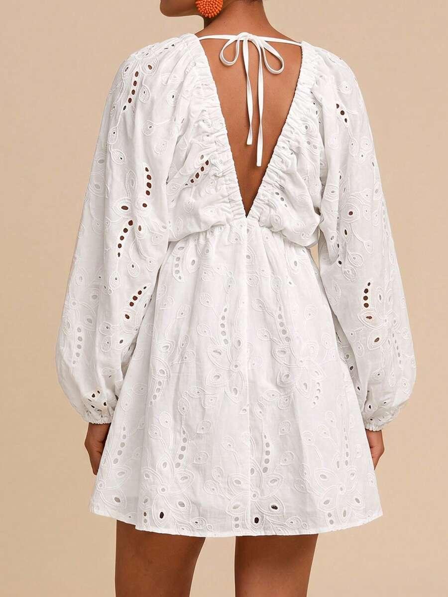 biała mini sukienka z długim rękawem v-neck