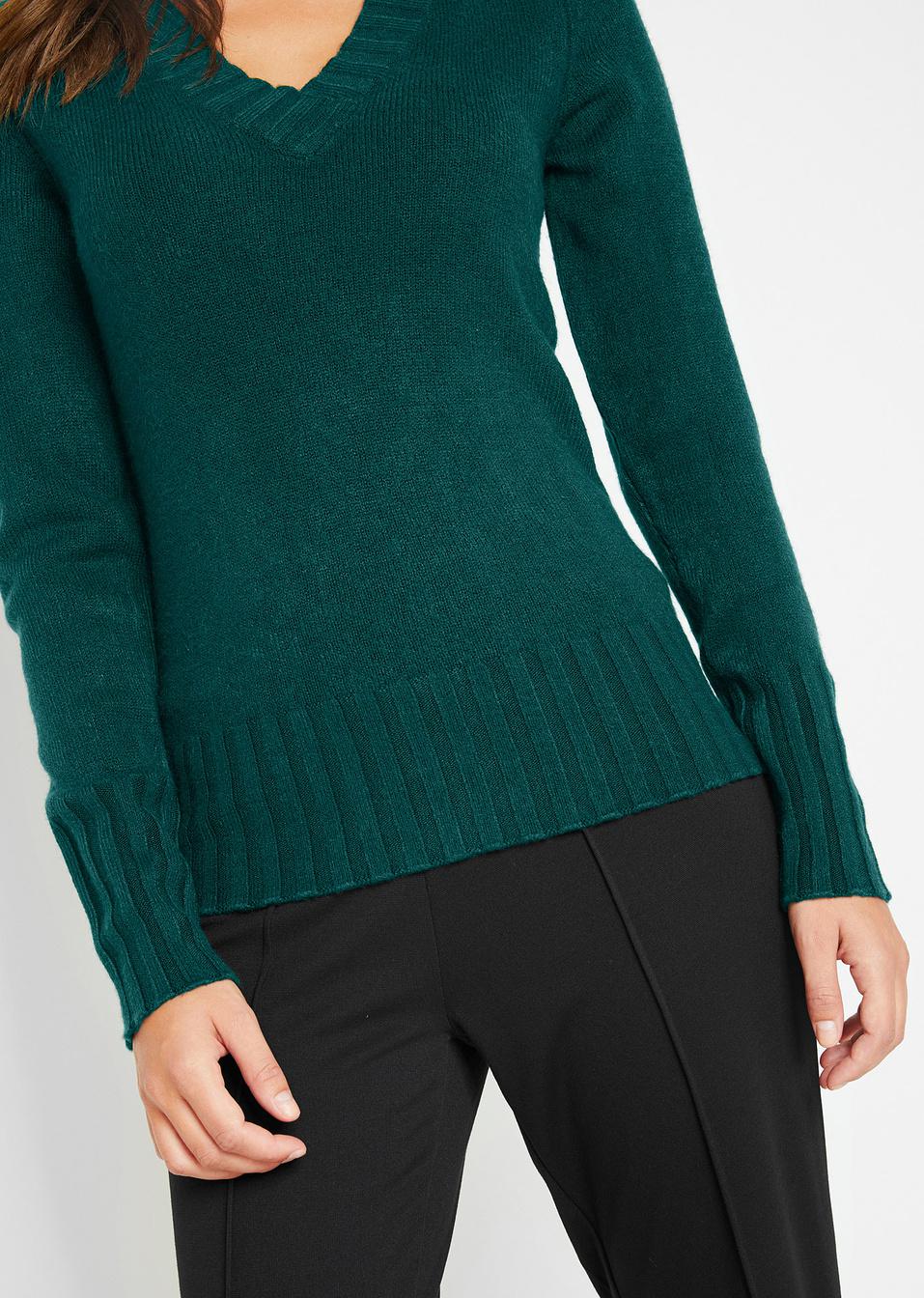 SWETER Z DEKOLTEM V