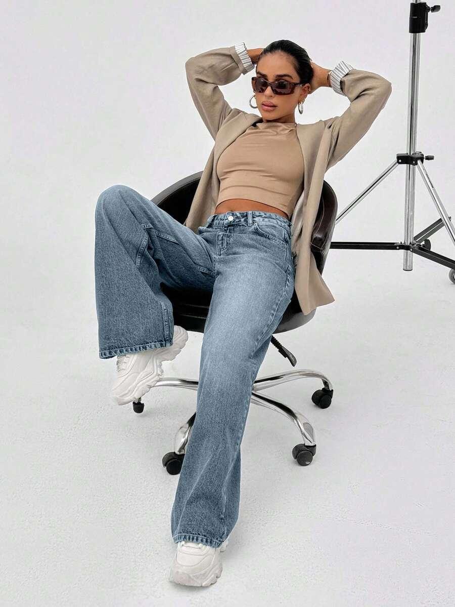 niebieskie spodnie jeans