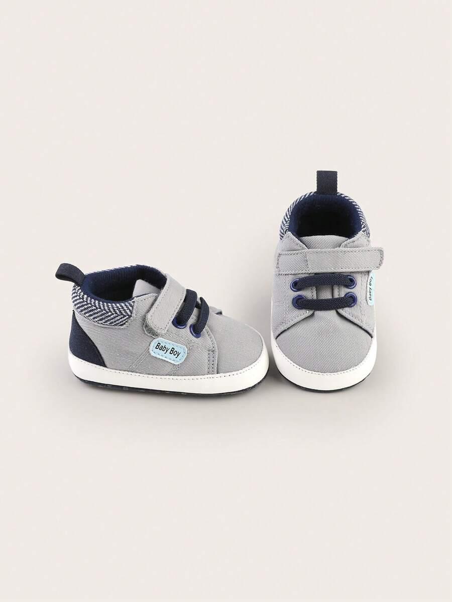 szare buty sportowe