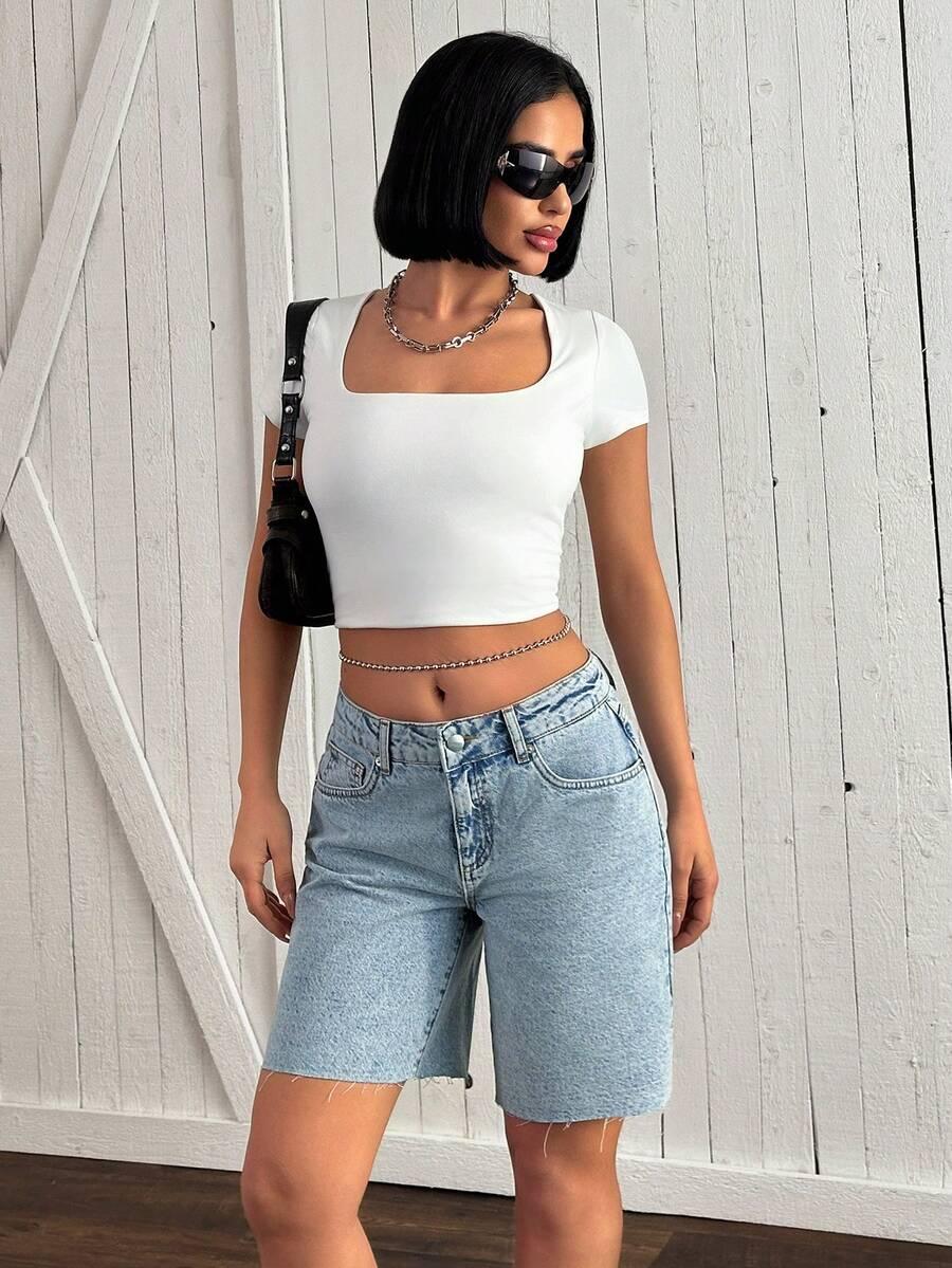niebieskie spodenki jeans