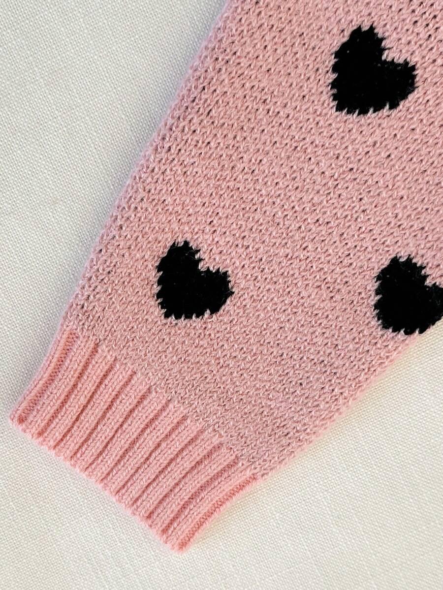 różowy sweter wzór serca