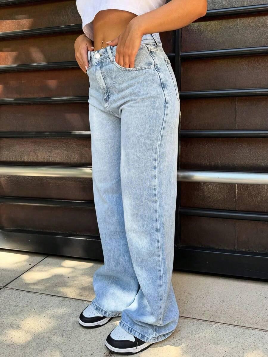 niebieskie spodnie jeans