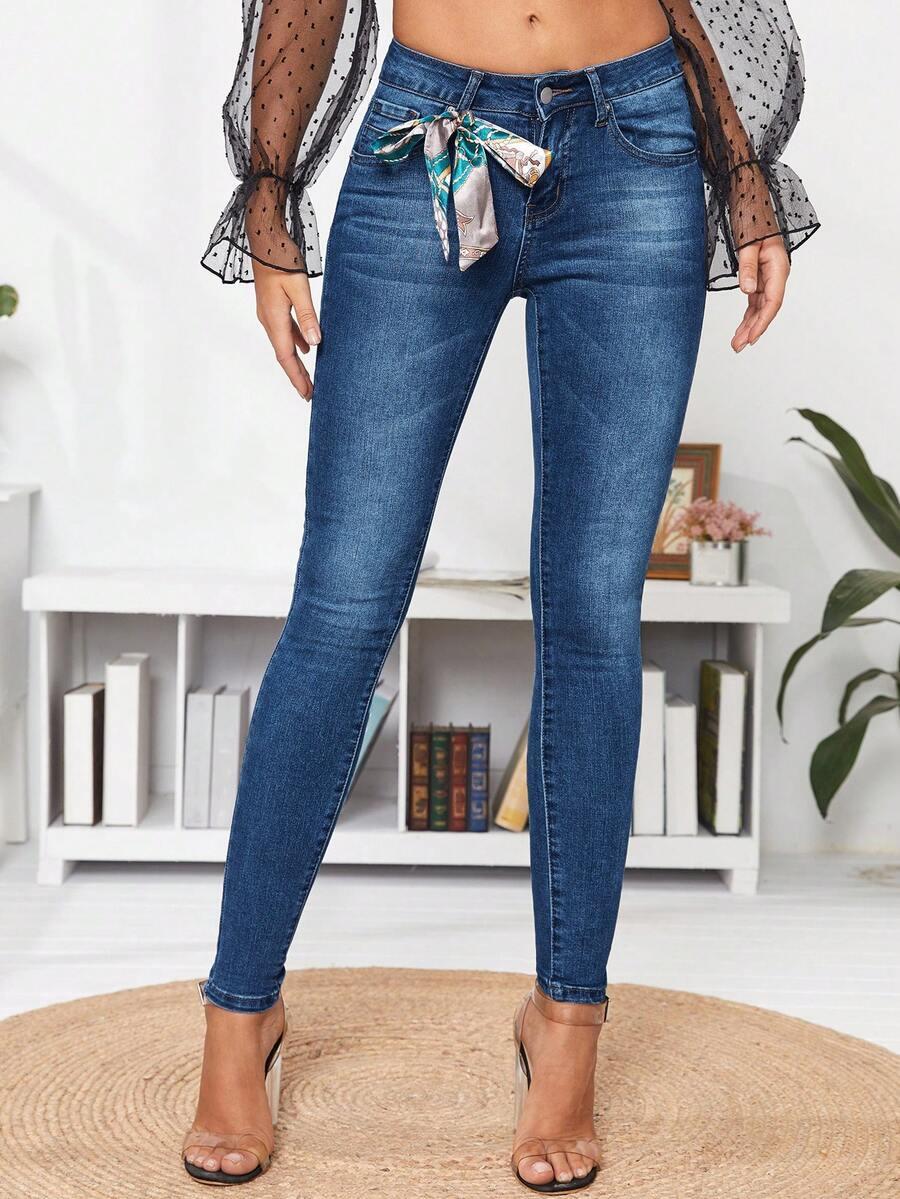 niebieskie spodnie jeans rurki