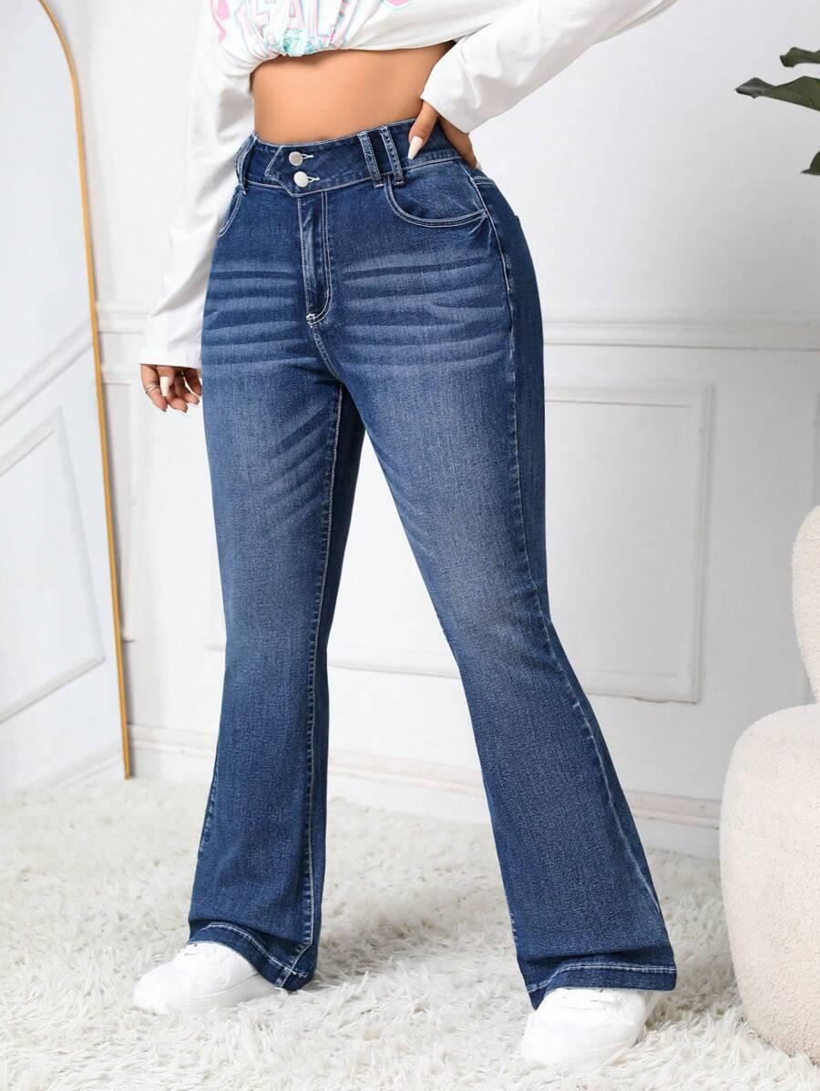 niebieskie spodnie jeans