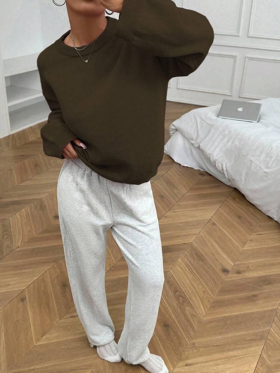 brązowy sweter okrągły dekolt