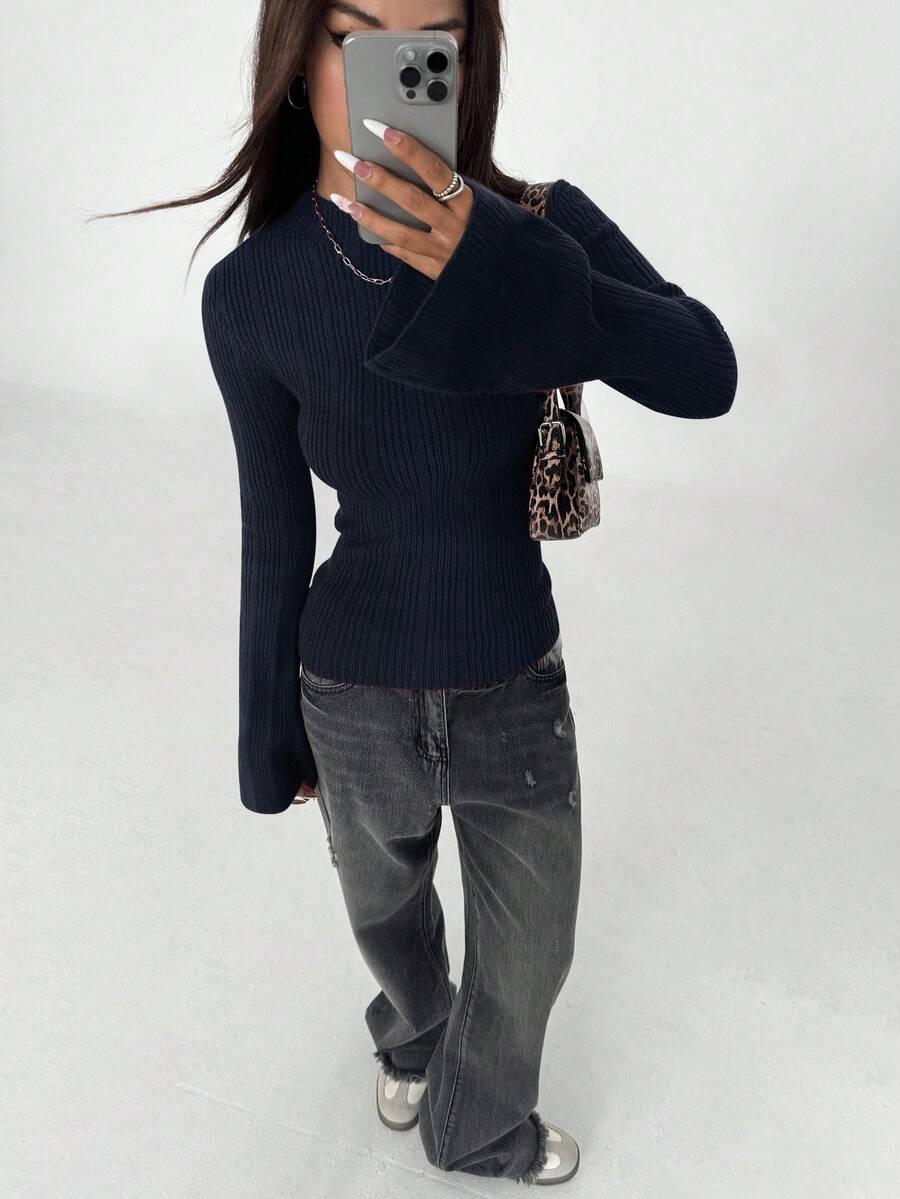 granatowy sweter rozkloszowane rękawy