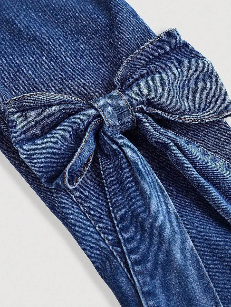 niebieskie spodnie jeans