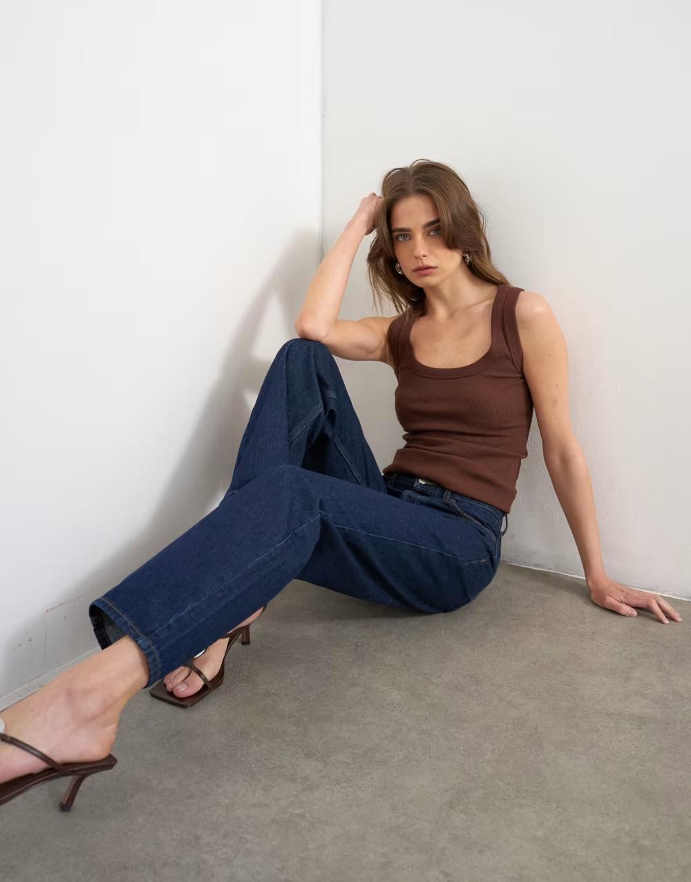 granatowe spodnie jeans z prostymi nogawkami