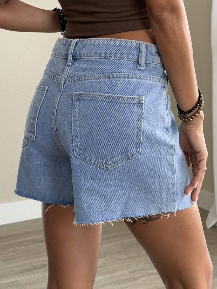 niebieskie spodenki jeans
