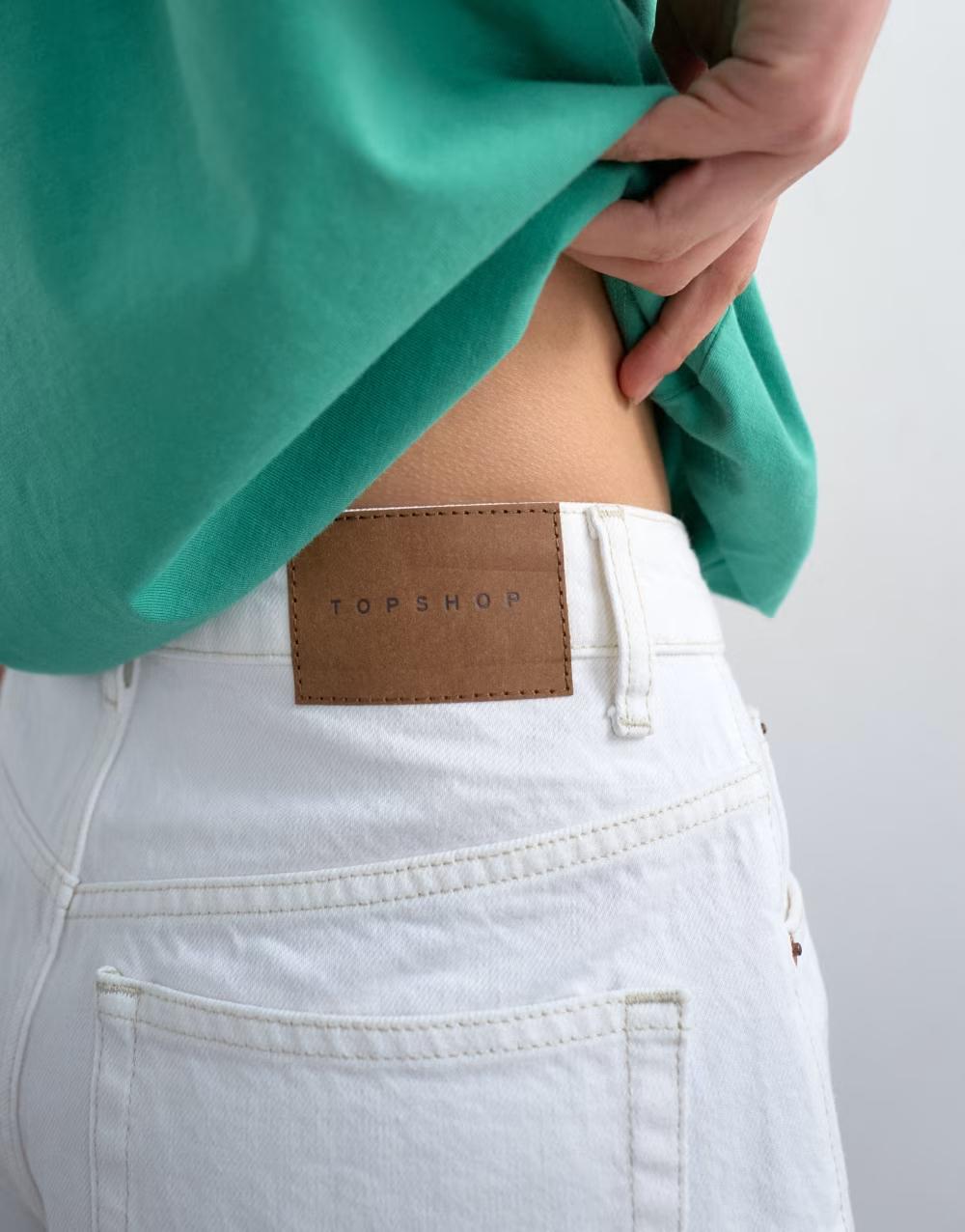 białe spodenki jeans