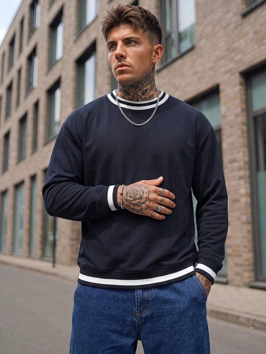 granatowy sweter kontrast
