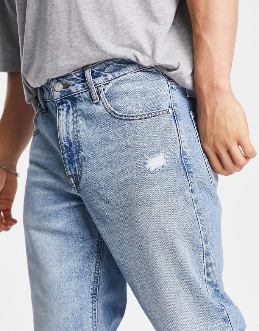 niebieskie spodnie jeans