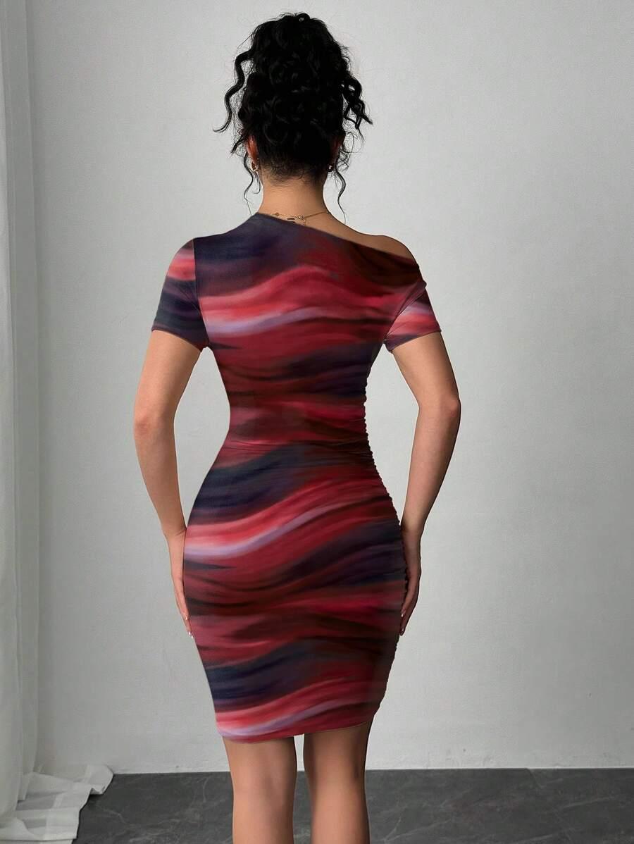 mini sukienka na jedno ramię