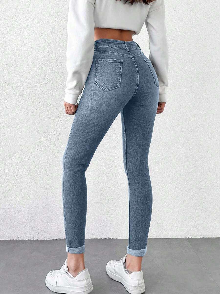 niebieskie spodnie jeans rurki