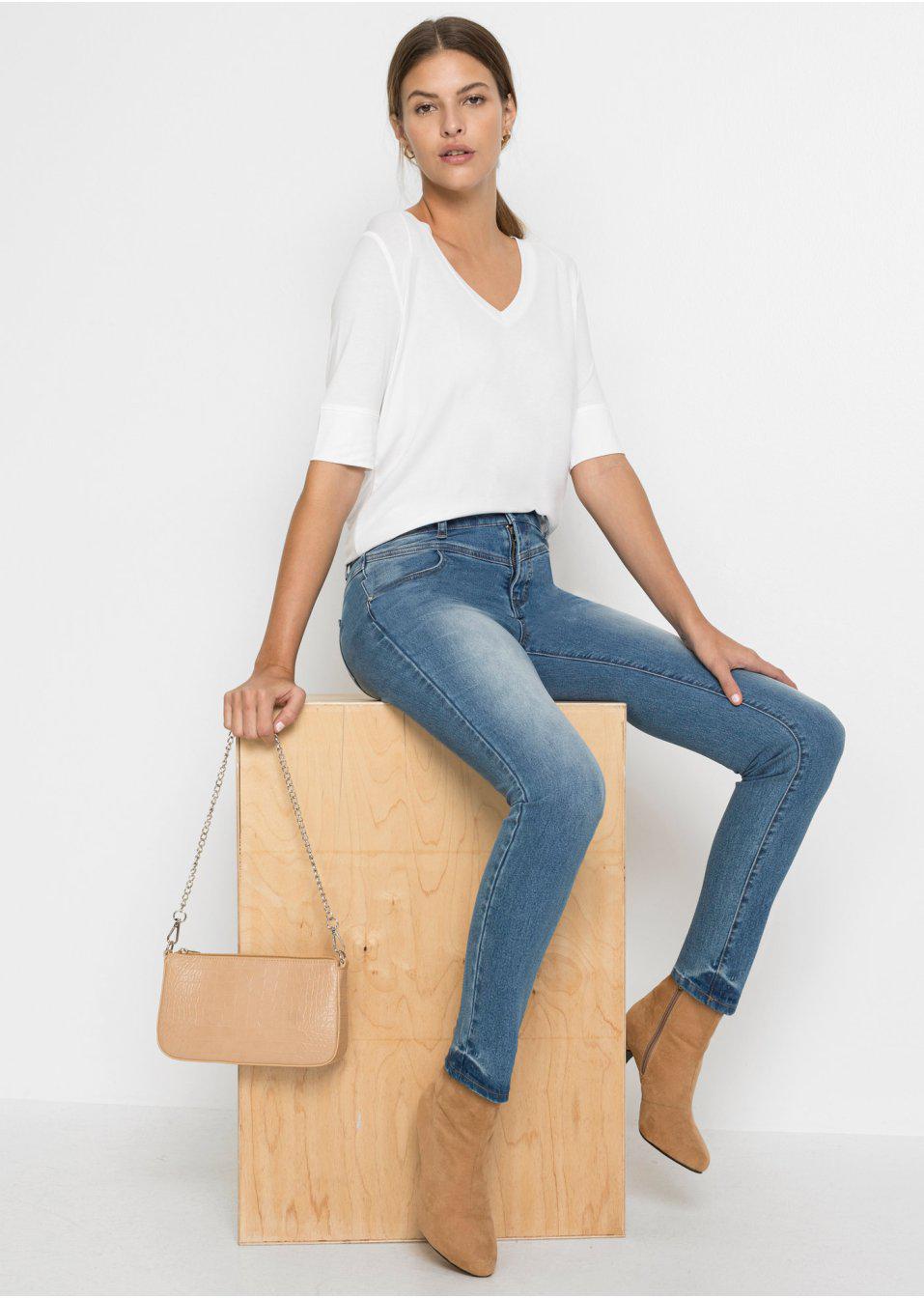 niebieskie spodnie jeans 
