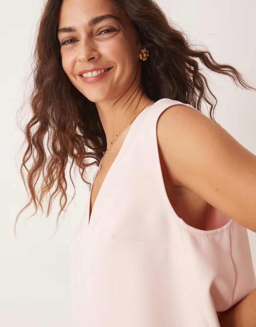 różowa bluzka bez rękawów v-neck