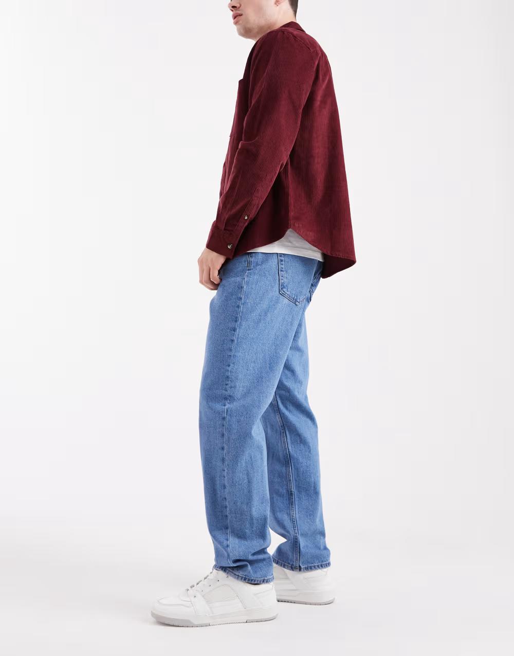 niebieskie spodnie jeans