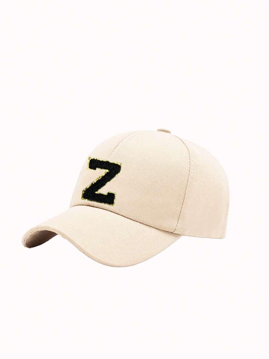beżowa czapka z literą "H"