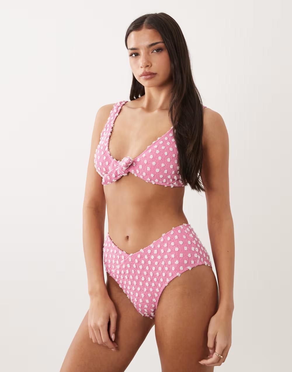różowa góra od bikini groszki