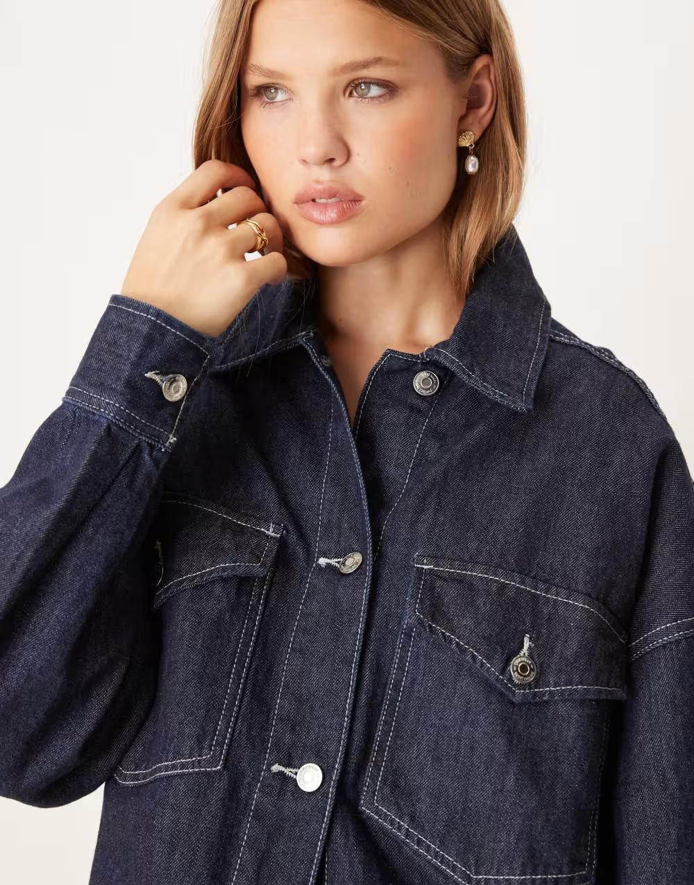 granatowa kurtka jeans