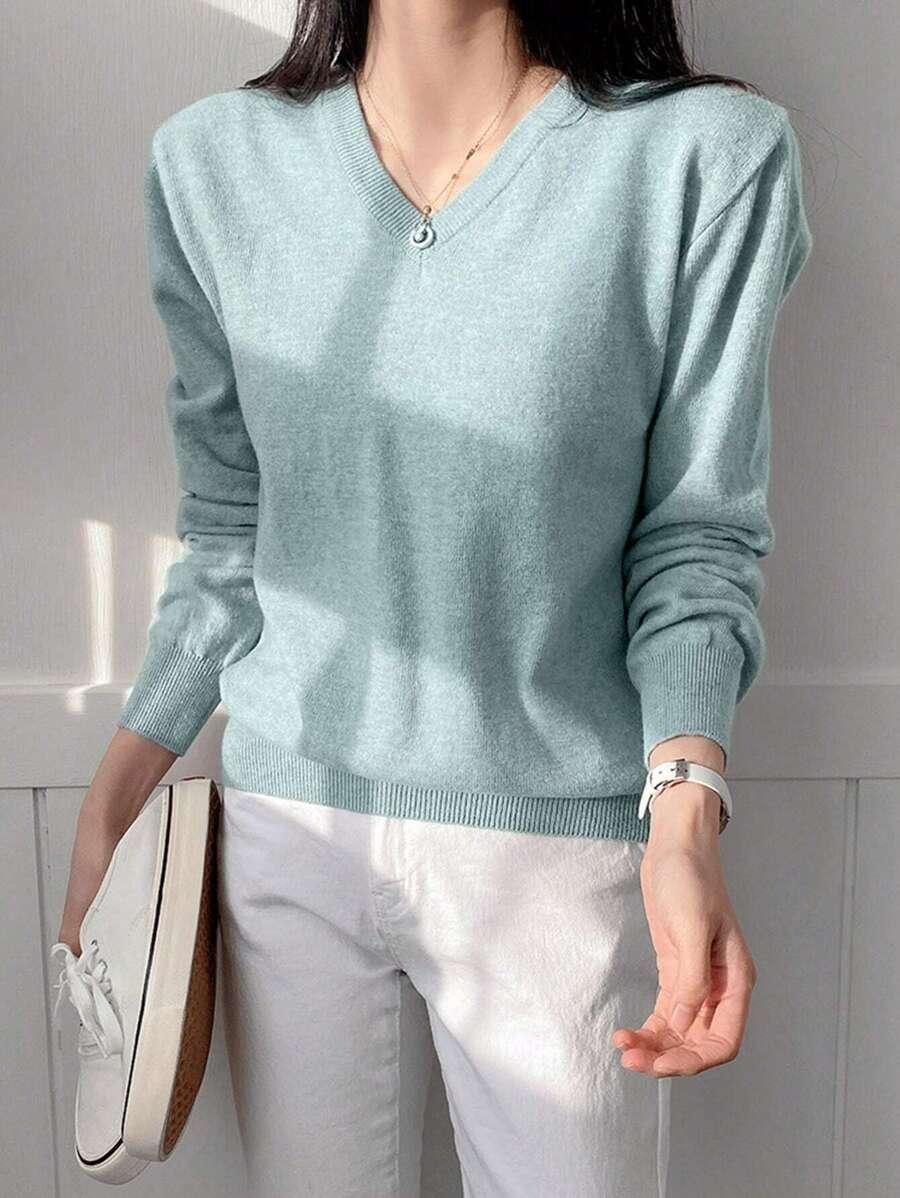 niebieski sweter dekolt v