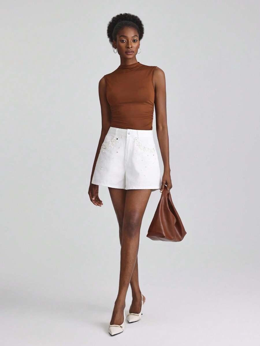 białe krótkie spodenki zdobienie