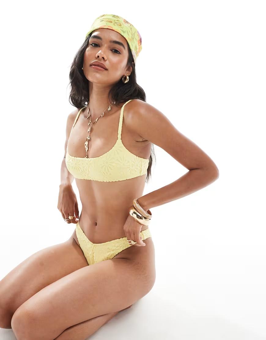 żółta góra od bikini kwiaty