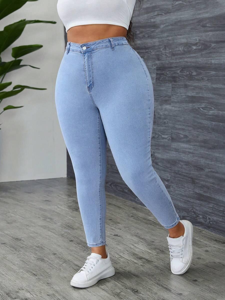 niebieskie spodnie jeansowe