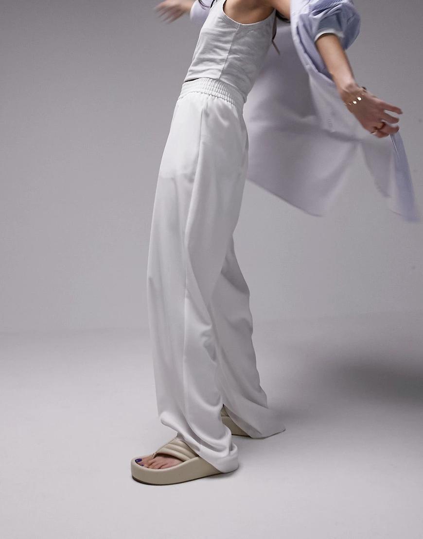 białe szerokie spodnie casual