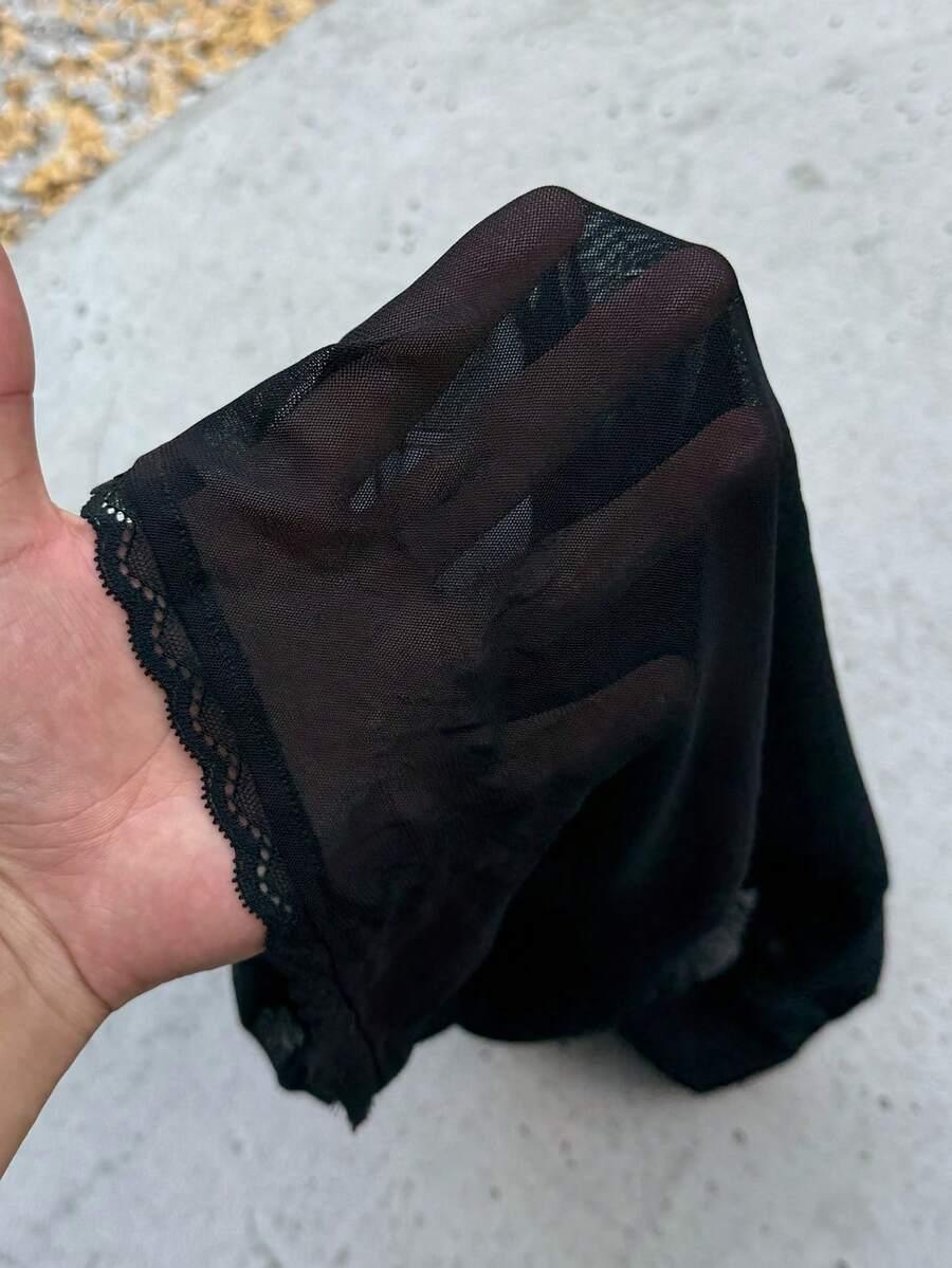 czarny top z krótkim rękawem