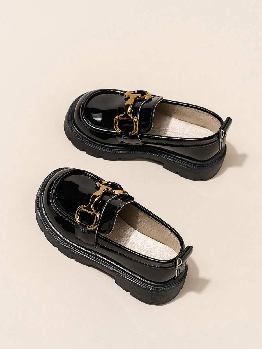 CZARNE LAKIEROWANE MOKASYNY ZDOBIENIE