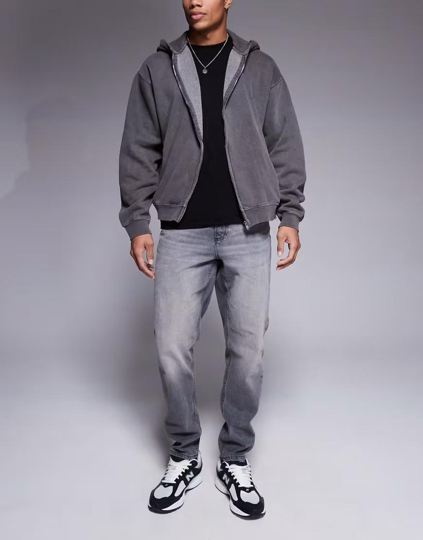 szare proste spodnie jeans