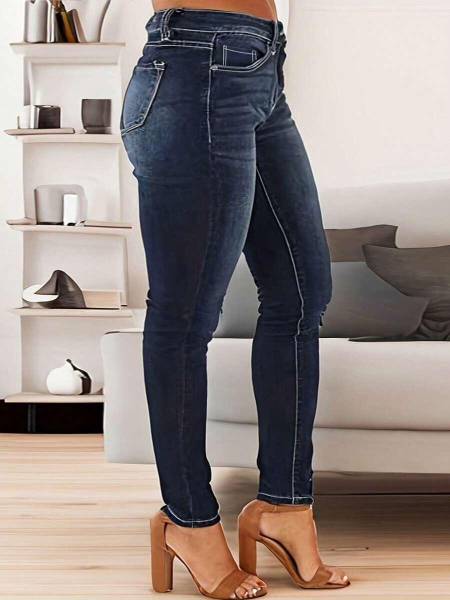 niebieskie spodnie rurki jeans