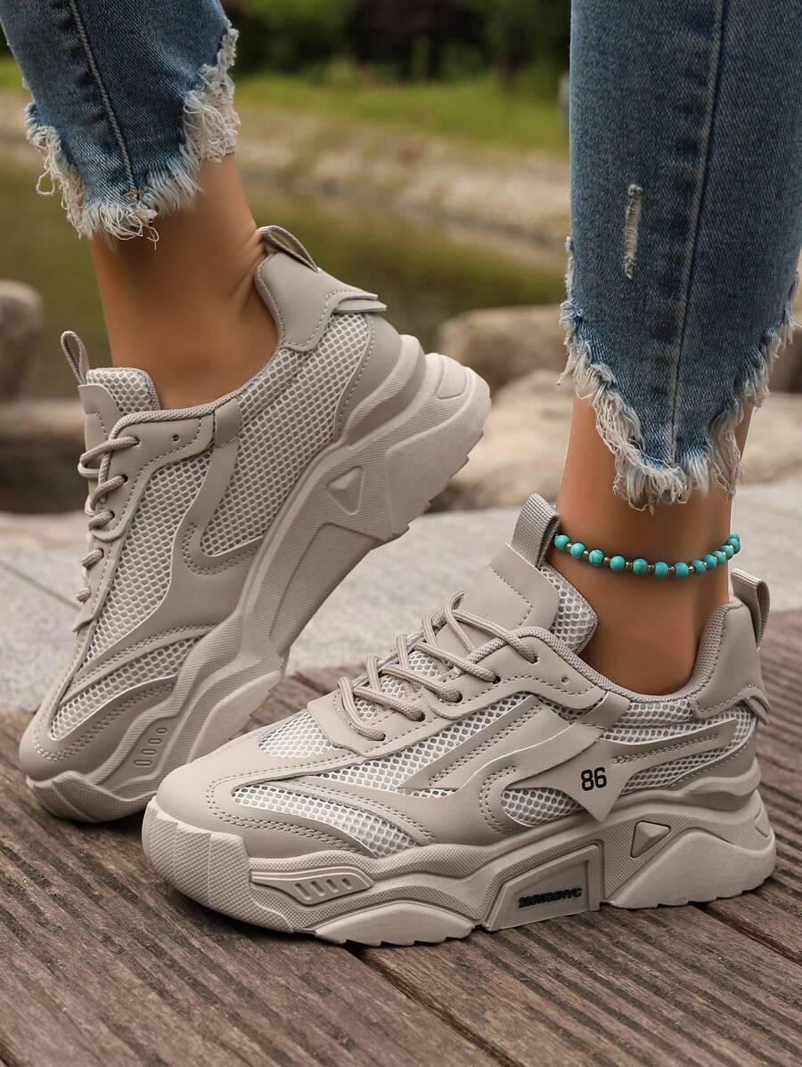 szare sznurowane buty sportowe