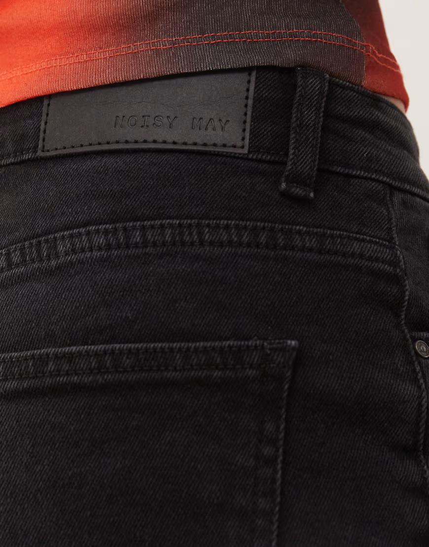 czarne spodenki jeans