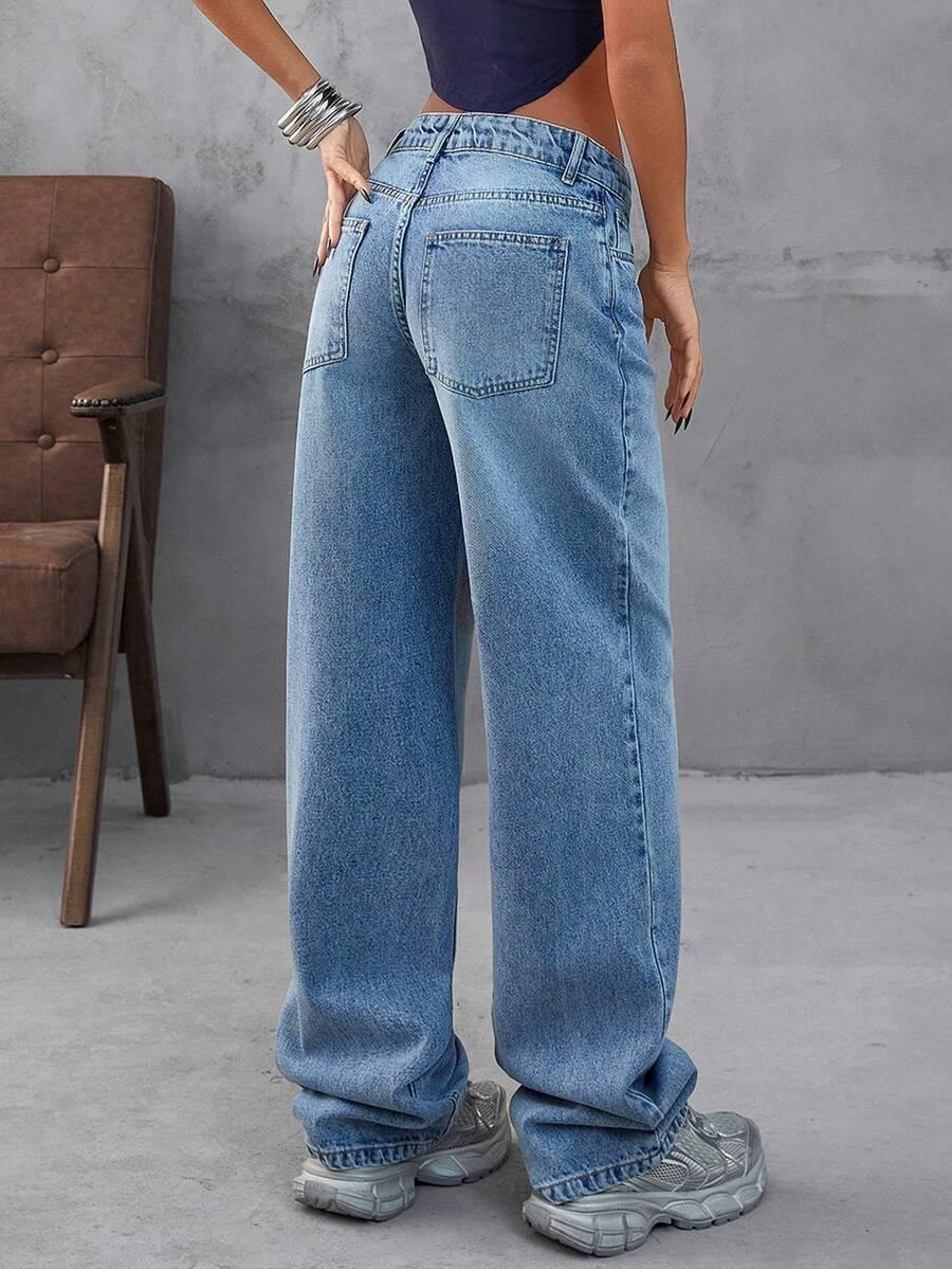 niebieskie spodnie jeans