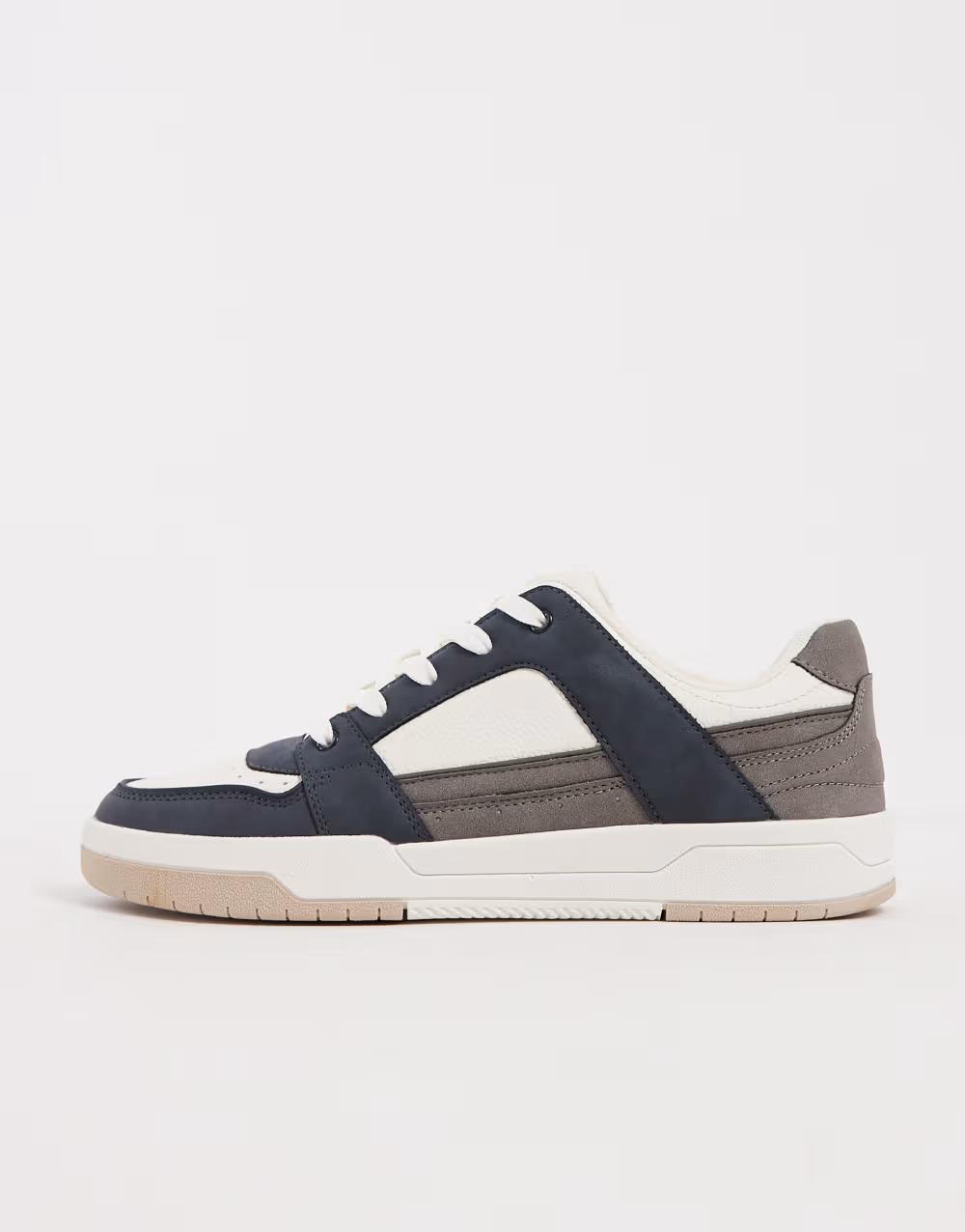 sznurowane buty sportowe