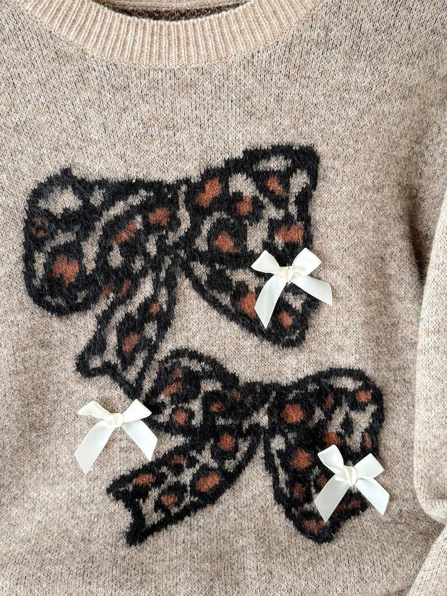 SWETER Z KOKARDKAMI