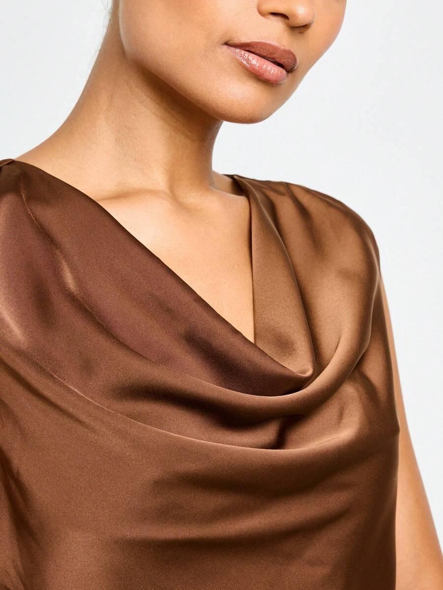  ELEGANCKA SATYNOWA BLUZKA BEZ RĘKAWÓW Z LEJĄCYM DEKOLTEM 