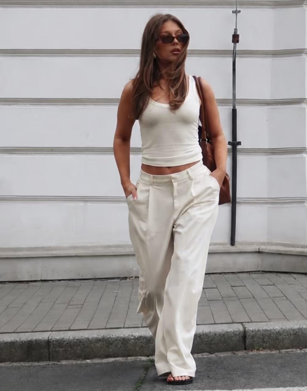 biały prążkowany top bez rękawów v-neck