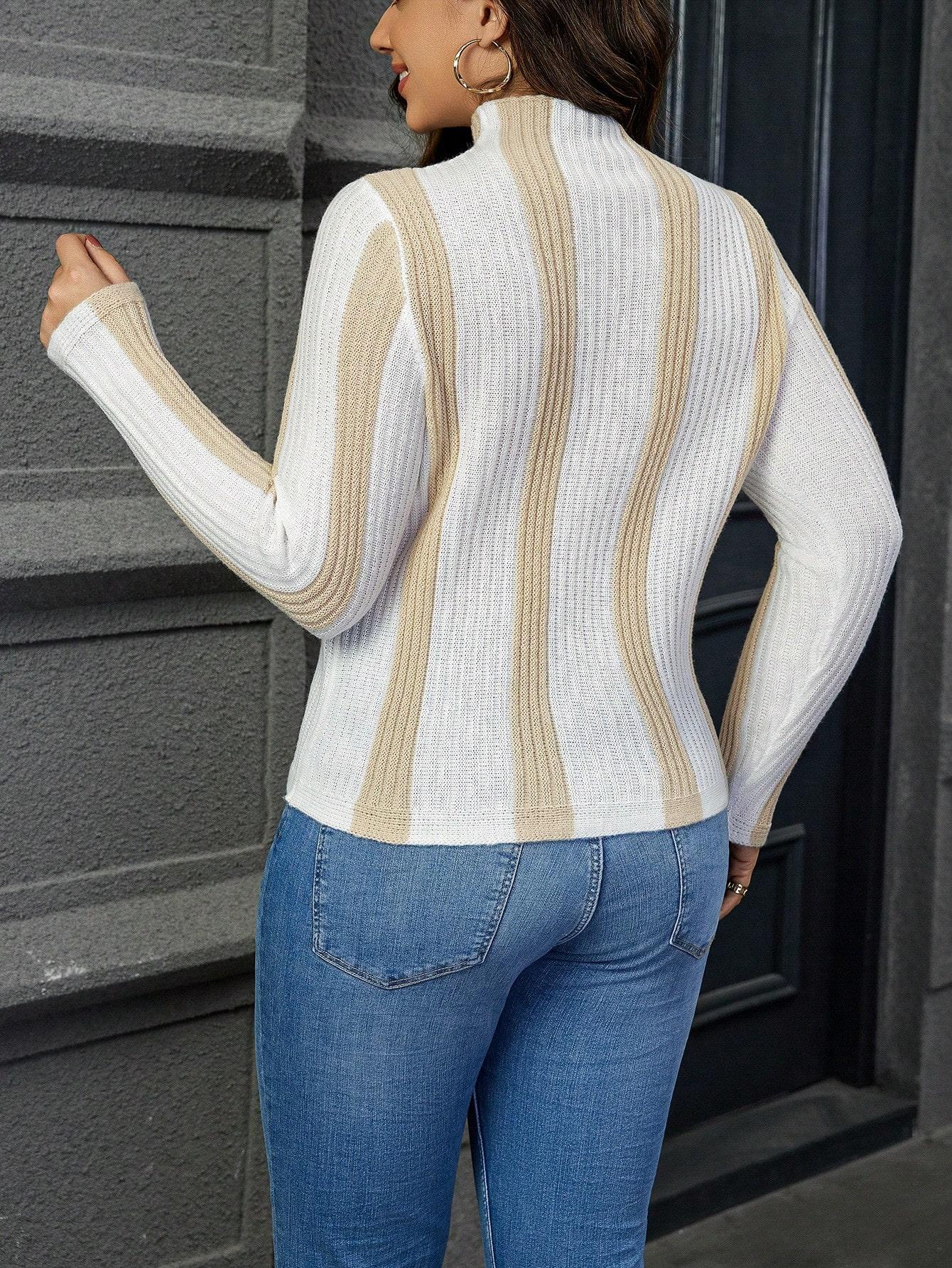 SWETER DZIANINOWY Z STÓJKĄ W PASKI