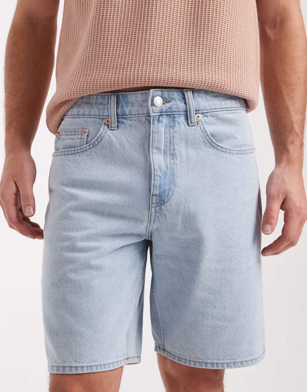 niebieskie spodnie jeans