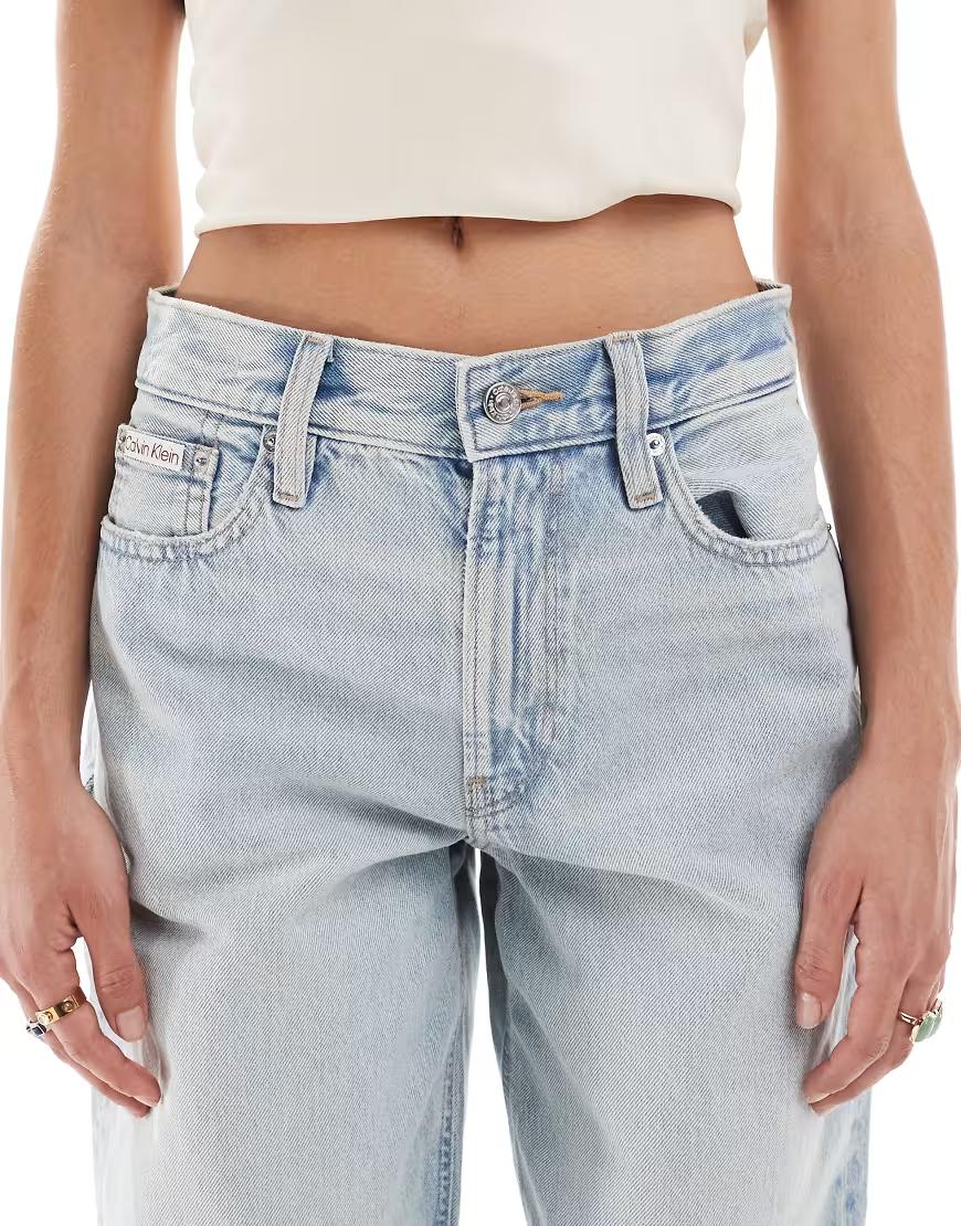 niebieskie spodnie jeans