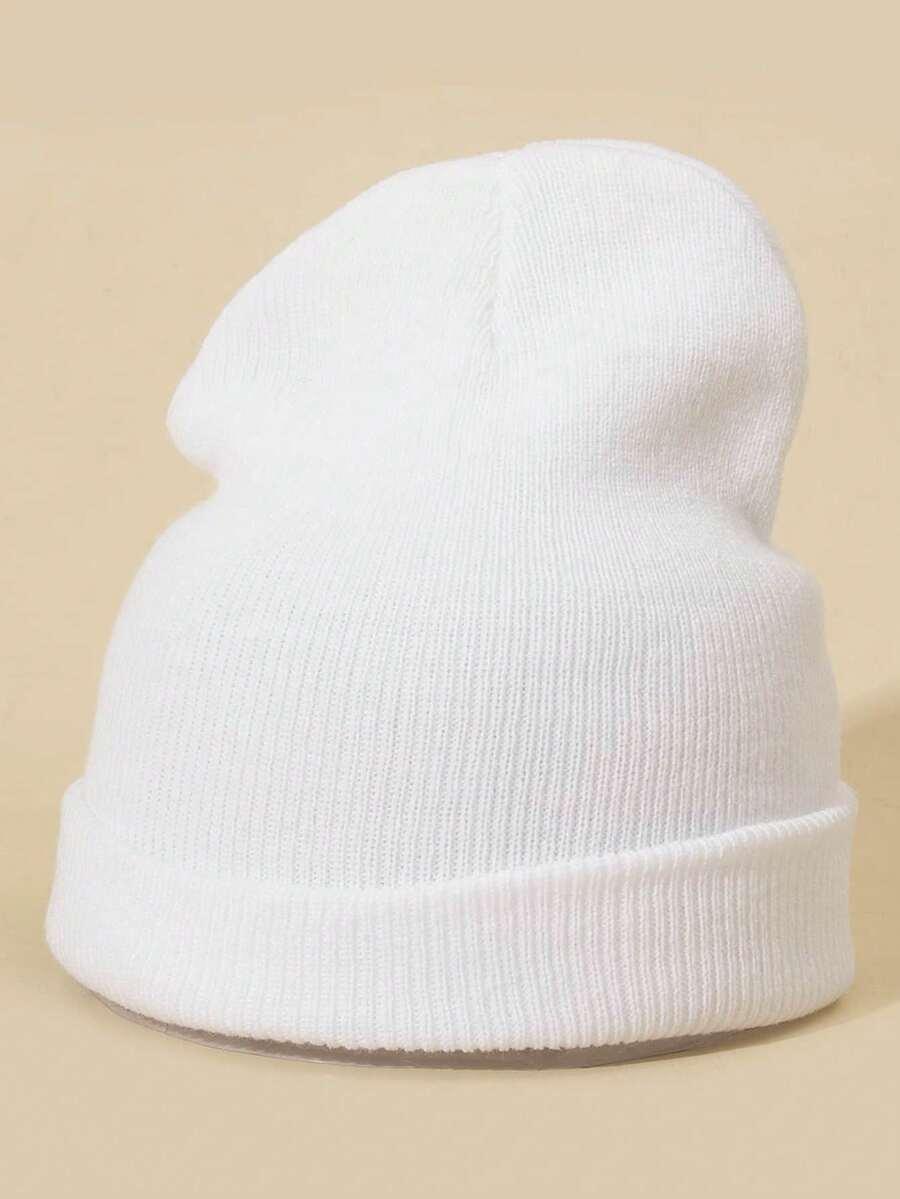 biała czapka beanie
