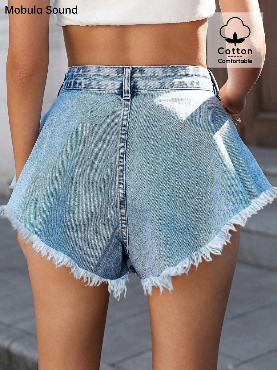 niebieskie spodenki jeans