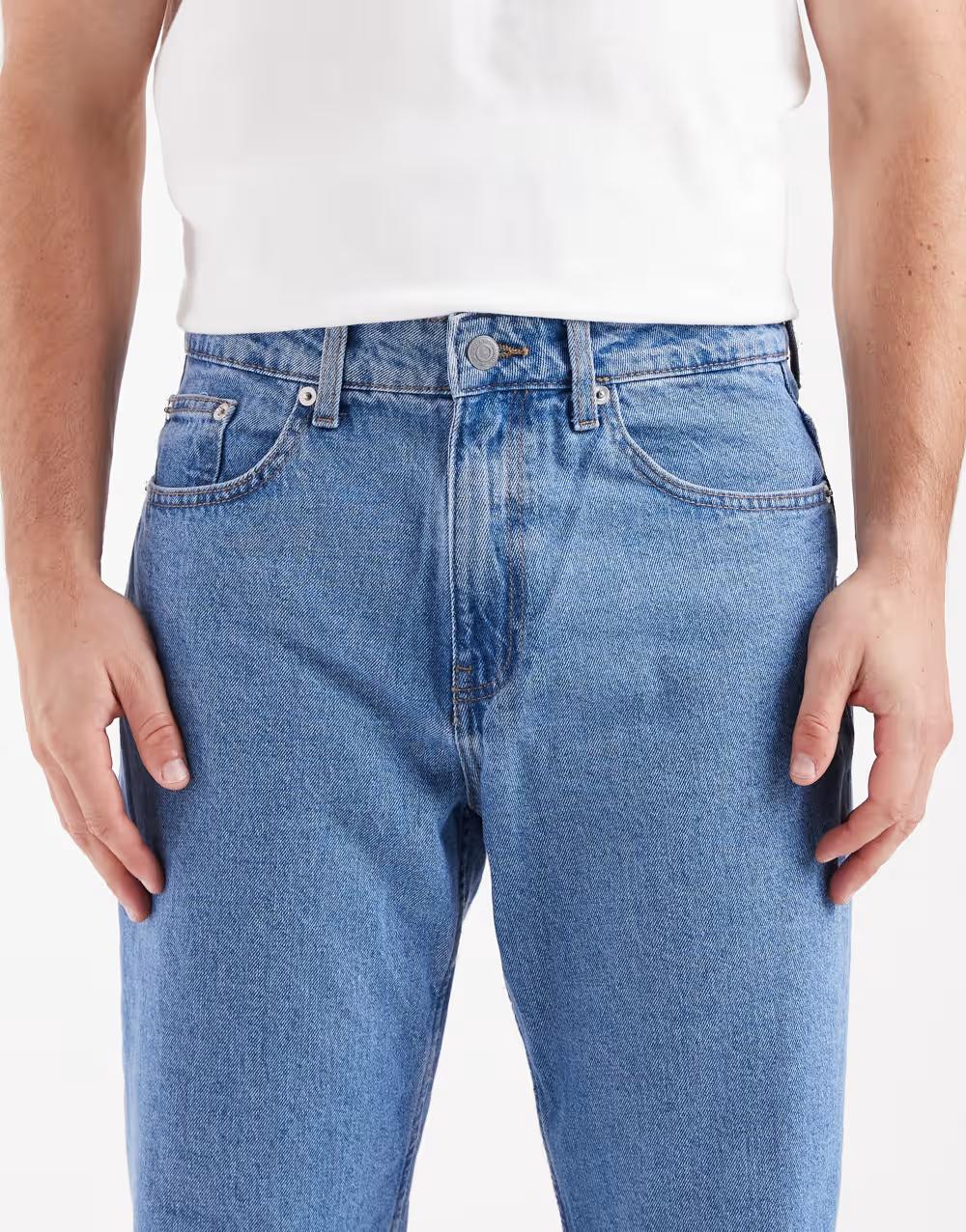 niebieskie spodnie jeans